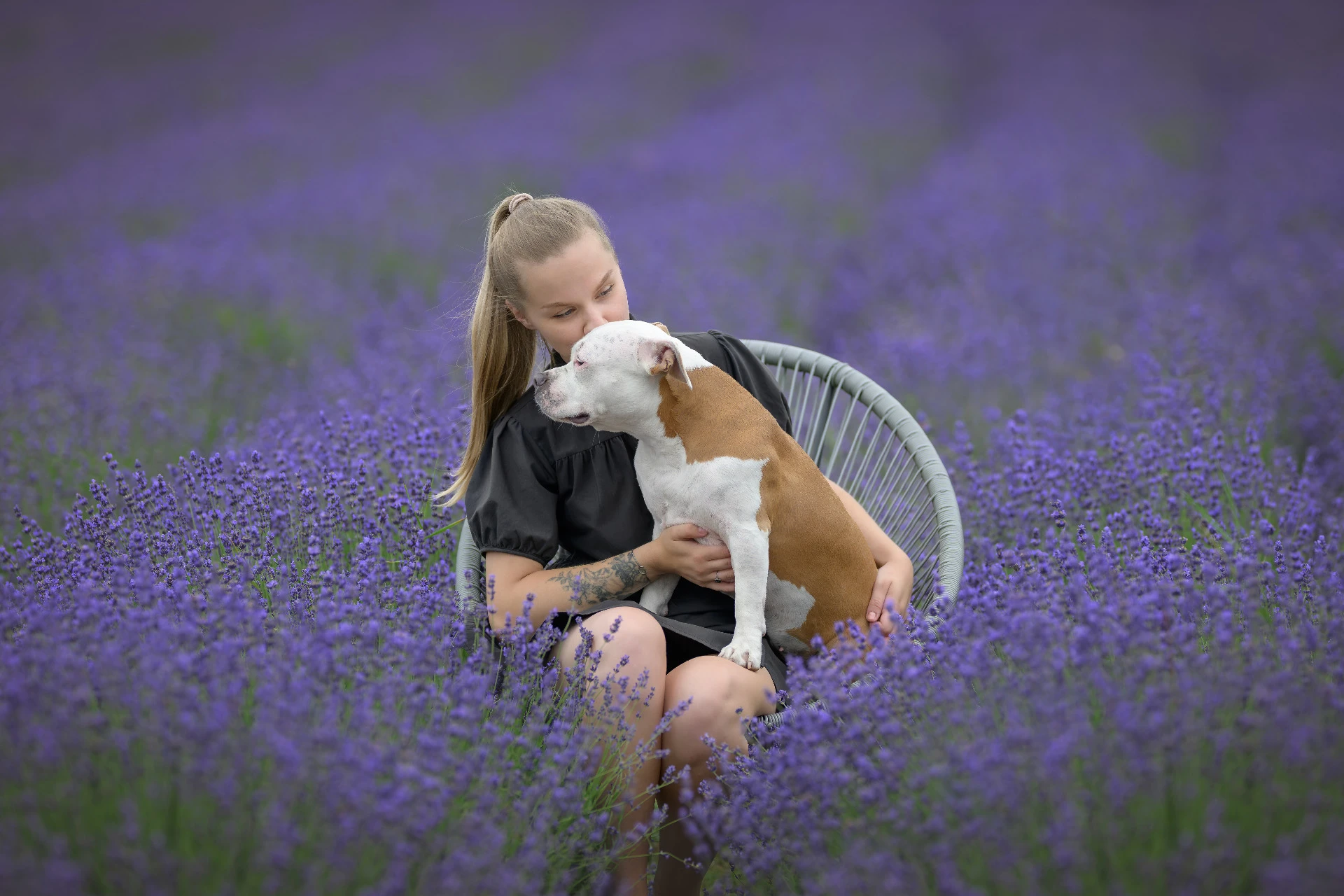 Terka s Miou v levanduli – Luner Photography